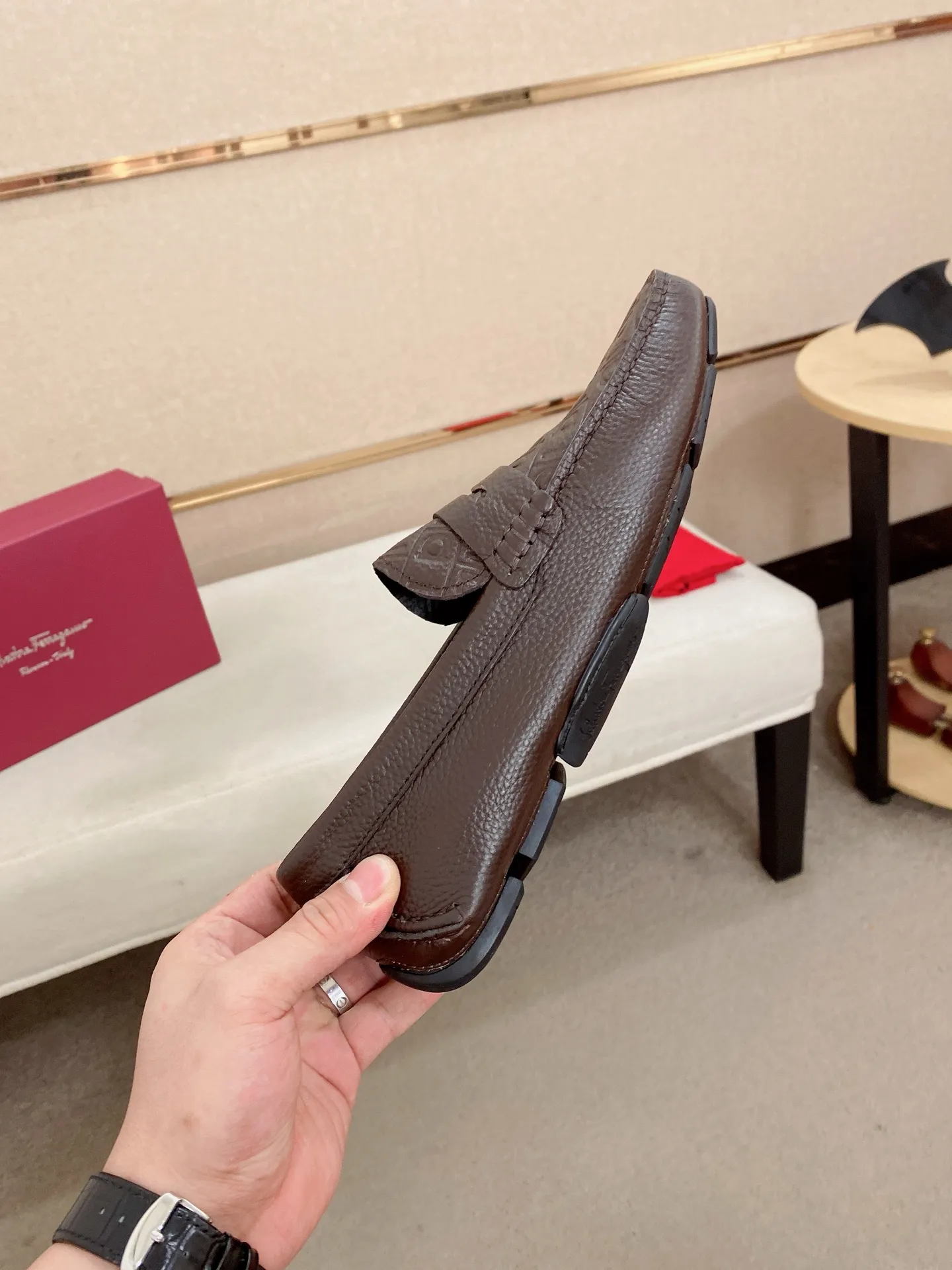 Men's shoes💰: 560💰High-end quality! Ferragamo🆕🆕Exclusive hot-selling products in stock🔥🔥New products on the shelves, high-quality Ferragamo men's pea shoes, high-end casual driving shoes, with complete packaging! 💪 💪 Material: imported first-layer pebbled cowhide 🐂 + imported high-quality water-dyed cowhide lining + wear-resistant outsole 👍🏻👍🏻 Features: high-end and comfortable, purely handmade 🚀 🚀 Create the perfect shoe that suits you best 🔥 🔥 Size: (38-44) 45 standard size can be customized!